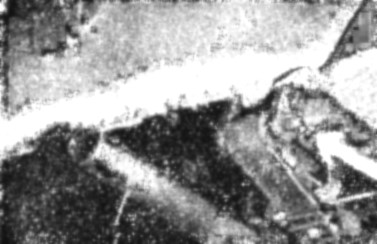 Пресс-масленка резьбового пальца задней рессоры автомобиля Москвич 401-420: 1 — выводная труба глушителя; 2 — рессора.