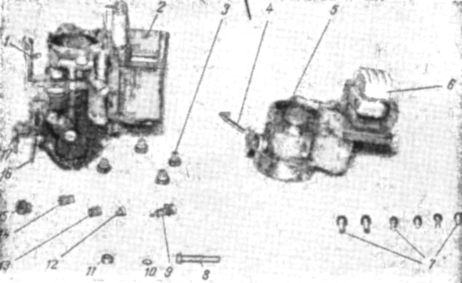 Карбюратор К-25А автомобиля Москвич 401-420, частично разобранный для очистки: 1 — кронштейн для крепления оболочки троса привода воздушной заслонки; 2 — поплавковая камера; 3 — пробка (заглушка); 4 — соединительная тяга упора дросселя; 5 — верхний патрубок карбюратора; 6 — поплавок; 7 — винты, крепящие крышку поплавковой камеры; 8 — эмульсионная трубка; 9 — жиклер-распылитель ускорительного насоса; 10 — уплотнительная прокладка воздушного жиклера; 11 — воздушный жиклер; 12 — экономжиклер; 13 — топливный жиклер холостого хода, 14 — главный топливный жиклер; 15 — заглушка канала жиклера холостого хода; 16 — подвижной упор винта дросселя; 17 — рычаг привода дросселя.