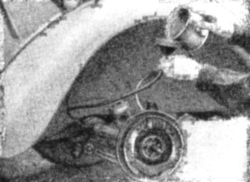 Заливка амортизаторной жидкости в цилиндр передней подвески автомобиля Москвич 401-420 (операция показана при снятых колесе и тормозном барабане)