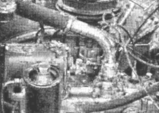 Установка в выходном патрубке двигателя автомобиля Москвич 401-420 датчика температуры охлаждающей жидкости