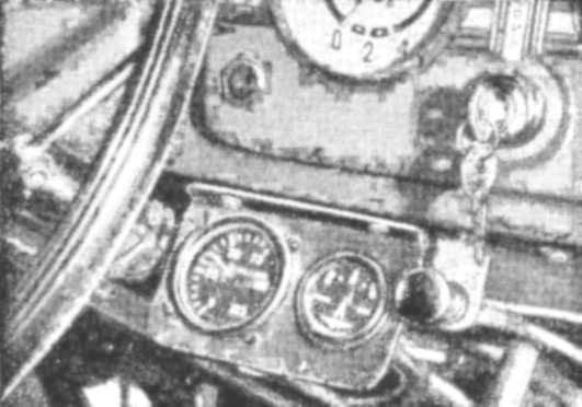 Установка на кронштейне автомобиля Москвич 401-420 указателя температуры охлаждающей жидкости и амперметра