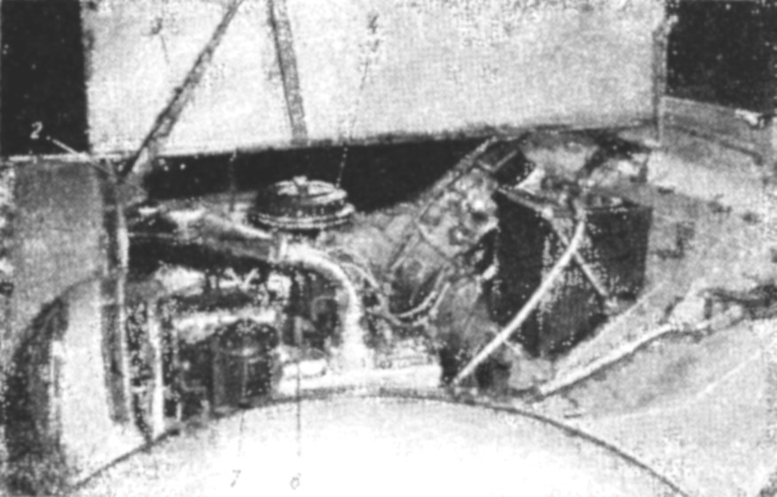 Вид на двигатель автомобиля Москвич 401-420 с левой стороны: 1 - облицовка радиатора; 2 - пробка наливной горловины радиатора; 3 - боковина (створка) капота; 4 - воздухоочиститель; 5 - провод от аккумуляторной батареи к стартеру; 6 - конденсатор; 7 - фильтр тонкой очистки масла.